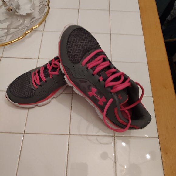 Under armour Micro G Assert IV EUC - Picture 4 of 8